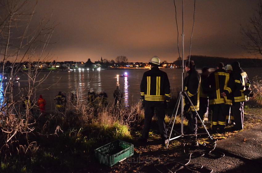 Einsatz BF Koeln PKW im Rhein Mondorf Hersel P017.JPG